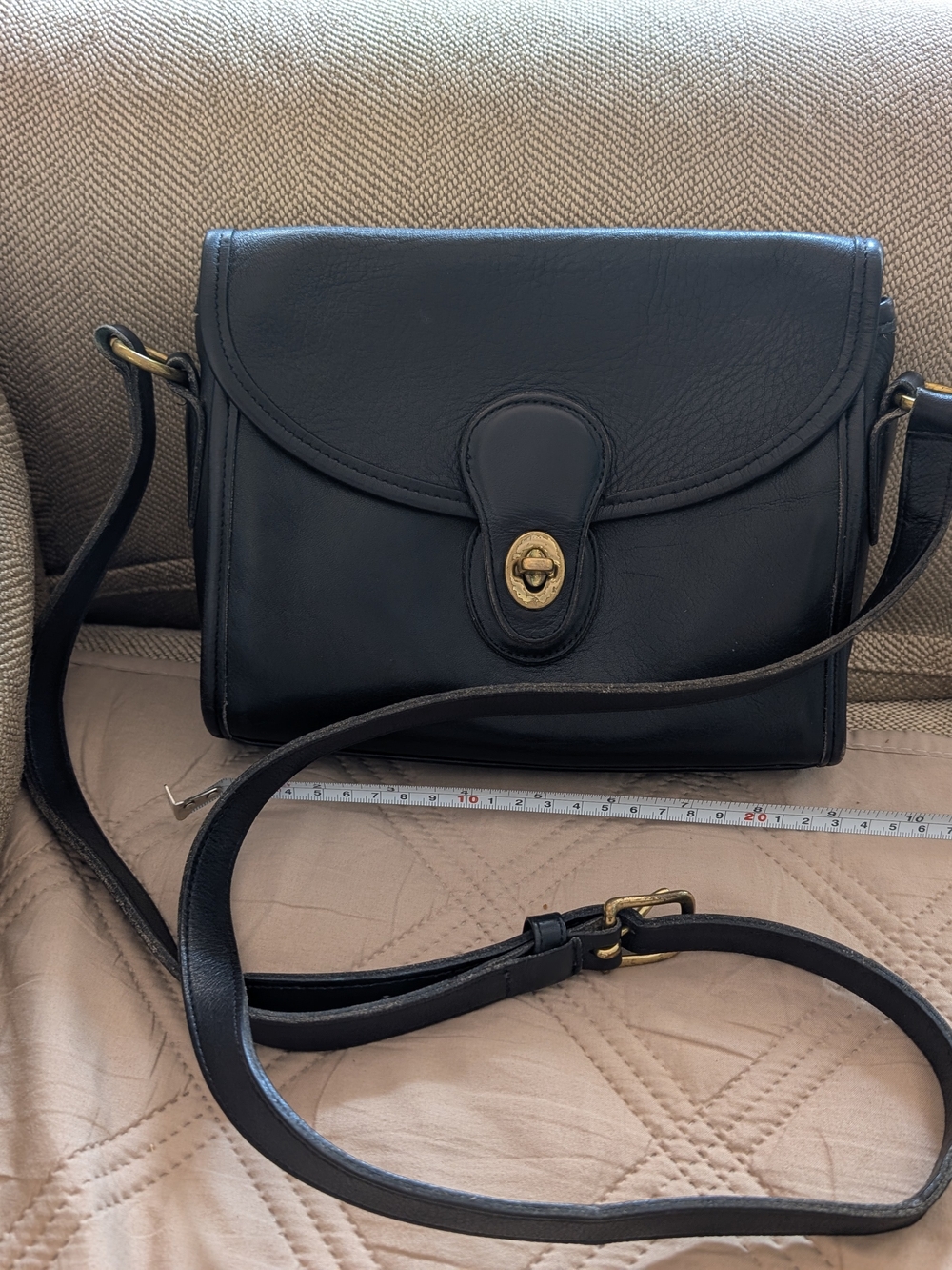 Coach VIntage 1991 Devon Classic Black Glovetanned Leather Turnlock Crossbody